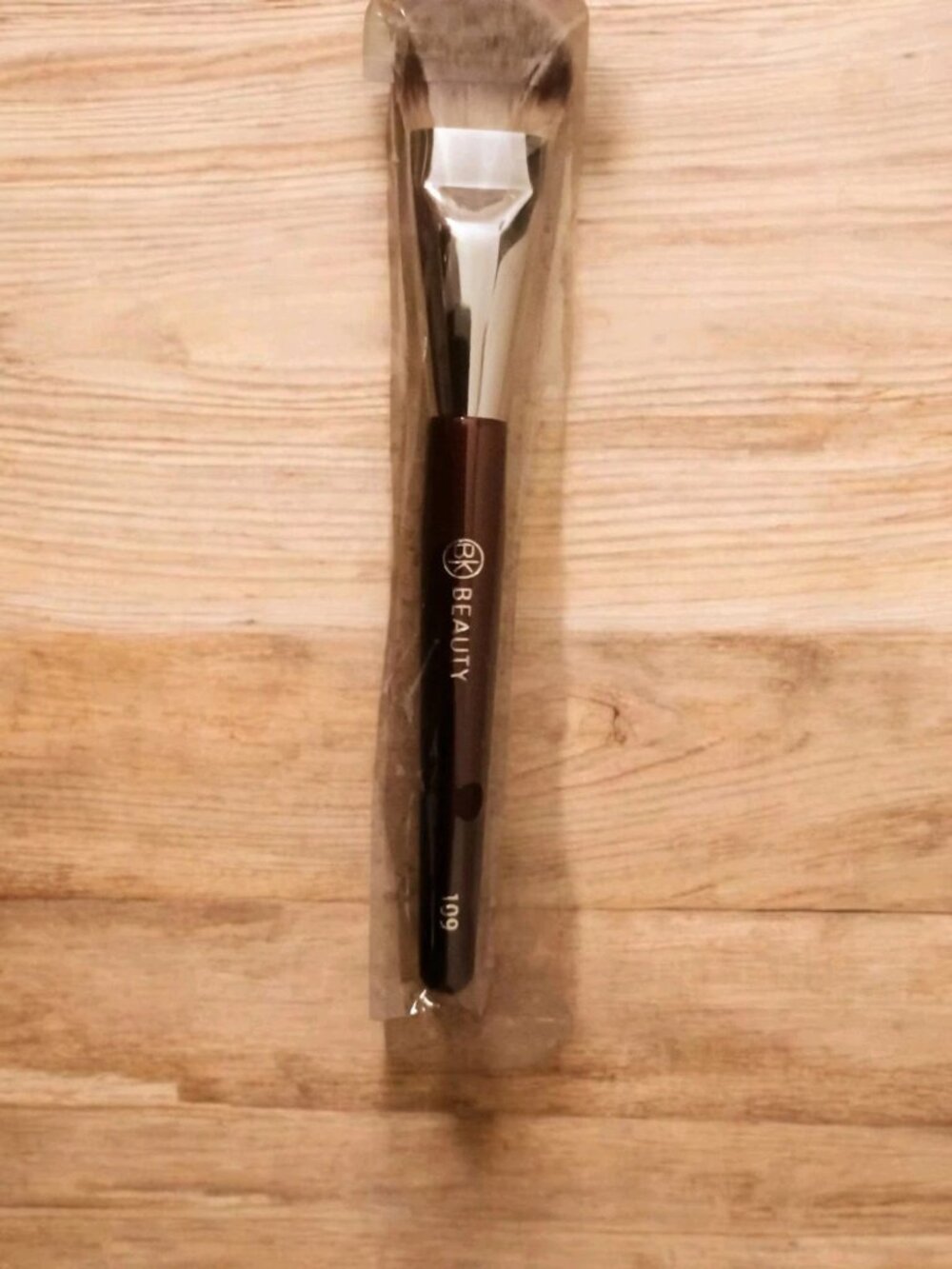 BK BEAUTY 109 MINI CONTOURED FOUNDATION Brush New - Picture 6 of 6